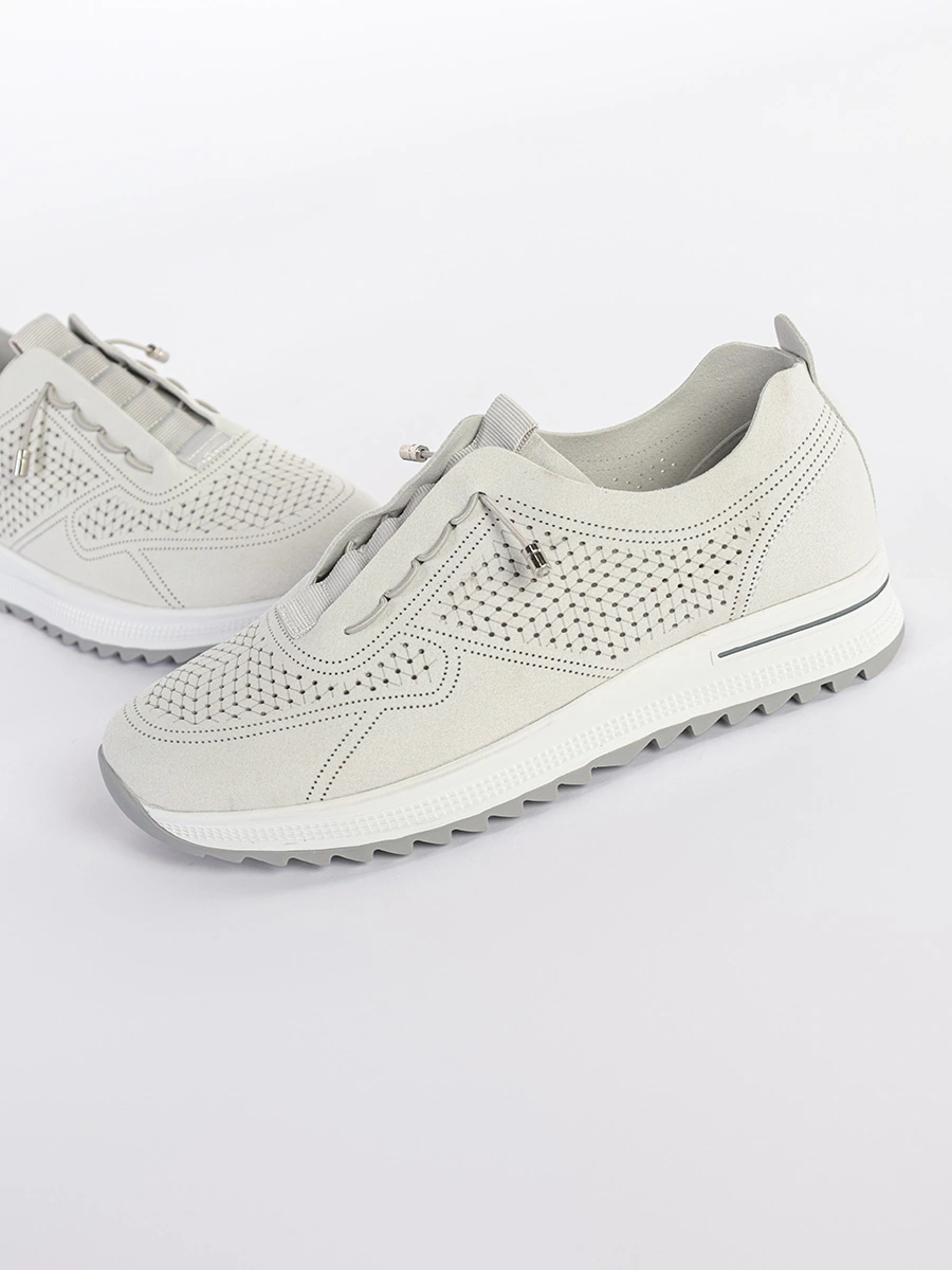 Кроссовки серого цвета с перфорацией